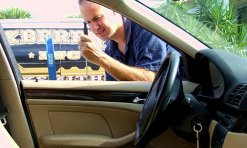 Cara Membuka Pintu Mobil yang Terkunci